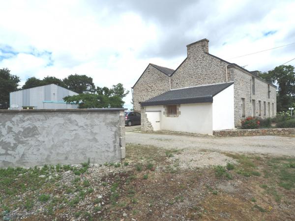 Grande maison cinq chambres, grand hangar et 9000 m2 de terrain