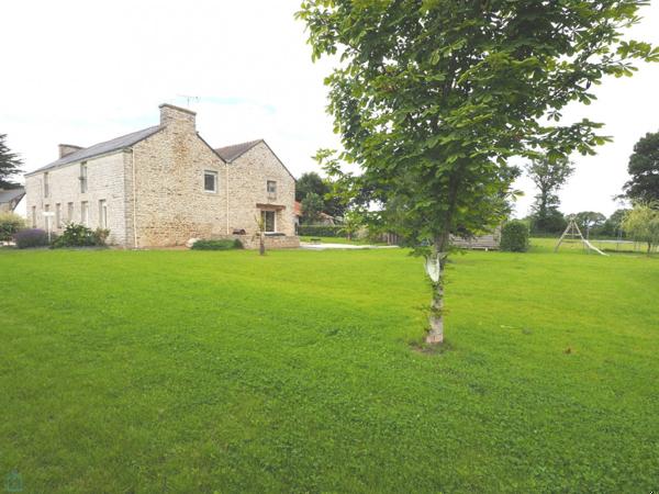 Grande maison cinq chambres, grand hangar et 9000 m2 de terrain