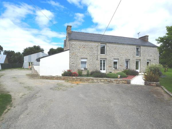 Grande maison cinq chambres, grand hangar et 9000 m2 de terrain