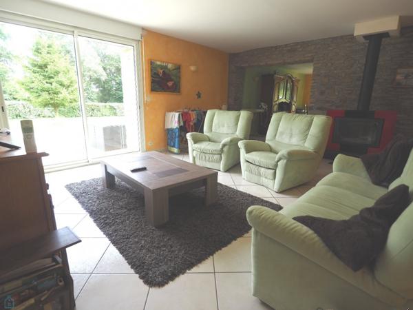 Grande maison cinq chambres, grand hangar et 9000 m2 de terrain