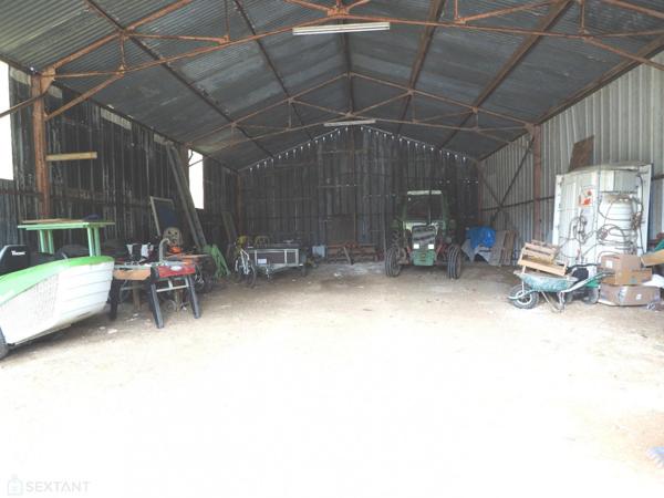 Grande maison cinq chambres, grand hangar et 9000 m2 de terrain