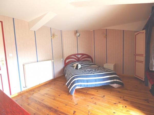 Grande maison cinq chambres, grand hangar et 9000 m2 de terrain