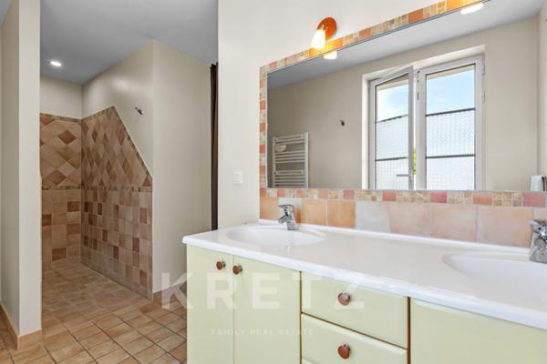 Centre ville d'Oraison, grande maison de ville en pierres entièrement rénovée.