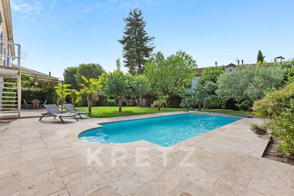 Centre ville d'Oraison, grande maison de ville en pierres entièrement rénovée.