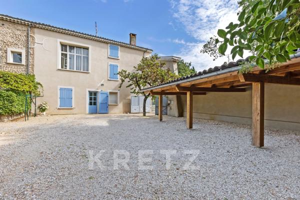 Centre ville d'Oraison, grande maison de ville en pierres entièrement rénovée.