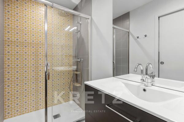 Centre ville d'Oraison, grande maison de ville en pierres entièrement rénovée.