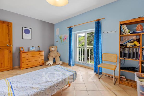 Centre ville d'Oraison, grande maison de ville en pierres entièrement rénovée.