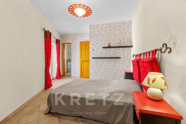 Centre ville d'Oraison, grande maison de ville en pierres entièrement rénovée.