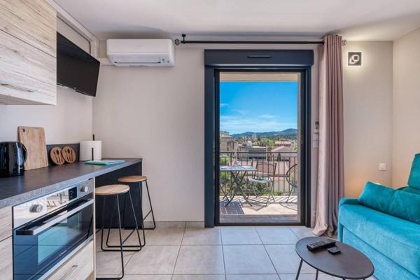 Studio rénové avec terrasse à vendre -Centre-ville Lavandou- Plage et commerces à pied