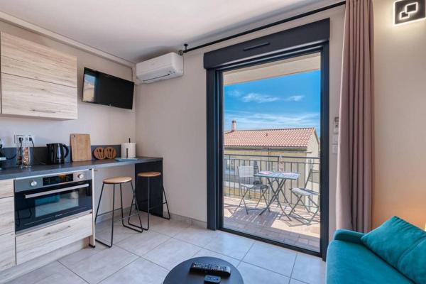 Studio rénové avec terrasse à vendre -Centre-ville Lavandou- Plage et commerces à pied