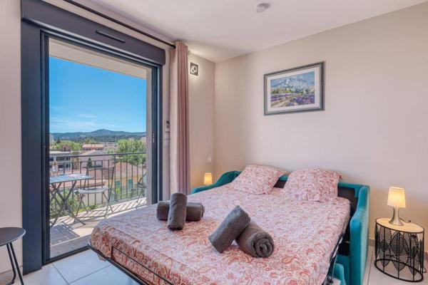 Studio rénové avec terrasse à vendre -Centre-ville Lavandou- Plage et commerces à pied