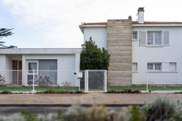 Villa d'Architecte des Années 60 à Saint Pierre d'Oléron : Charme et Potentiel au Cœur de l'Ile !