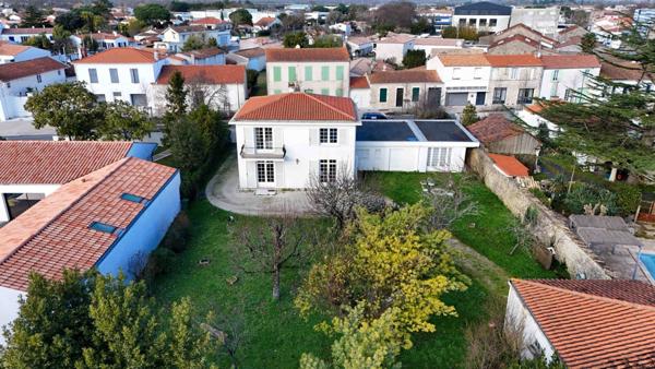 Villa d'Architecte des Années 60 à Saint Pierre d'Oléron : Charme et Potentiel au Cœur de l'Ile !