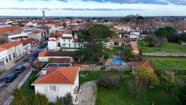 Villa d'Architecte des Années 60 à Saint Pierre d'Oléron : Charme et Potentiel au Cœur de l'Ile !