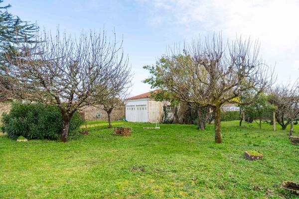 Villa d'Architecte des Années 60 à Saint Pierre d'Oléron : Charme et Potentiel au Cœur de l'Ile !