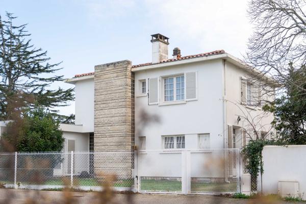 Villa d'Architecte des Années 60 à Saint Pierre d'Oléron : Charme et Potentiel au Cœur de l'Ile !