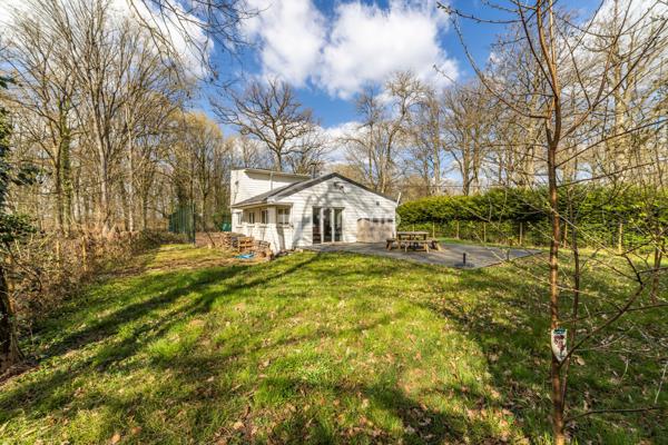 Chalet, à usage d'Habitation, en pleine forêt.