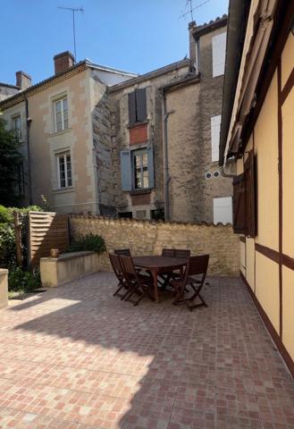 Face à la Cathédrale Saint-Front à Périgueux, appartement unique avec terrasse !