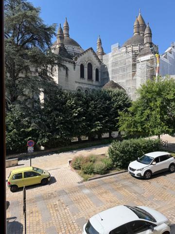 Face à la Cathédrale Saint-Front à Périgueux, appartement unique avec terrasse !