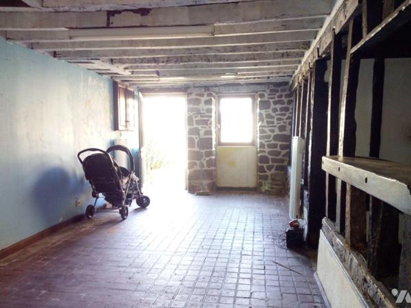 5 min. LASSAY-LES-CHATEAUX (53), maison de bourg en pierres habitable avec salon/séjour ouvert ...