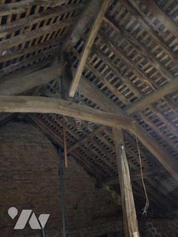 5 min. LASSAY-LES-CHATEAUX (53), maison de bourg en pierres habitable avec salon/séjour ouvert ...