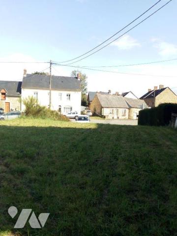 5 min. LASSAY-LES-CHATEAUX (53), maison de bourg en pierres habitable avec salon/séjour ouvert ...