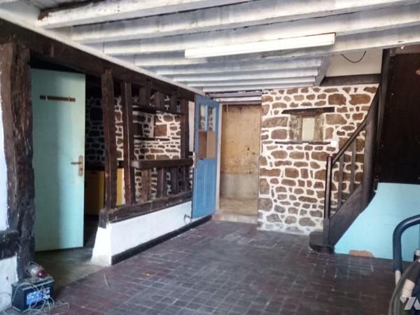 5 min. LASSAY-LES-CHATEAUX (53), maison de bourg en pierres habitable avec salon/séjour ouvert ...