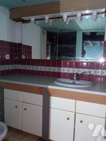 5 min. LASSAY-LES-CHATEAUX (53), maison de bourg en pierres habitable avec salon/séjour ouvert ...