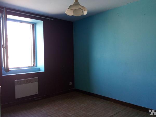 5 min. LASSAY-LES-CHATEAUX (53), maison de bourg en pierres habitable avec salon/séjour ouvert ...