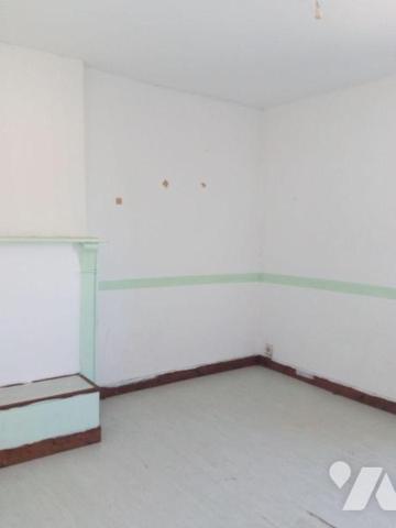 5 min. LASSAY-LES-CHATEAUX (53), maison de bourg en pierres habitable avec salon/séjour ouvert ...