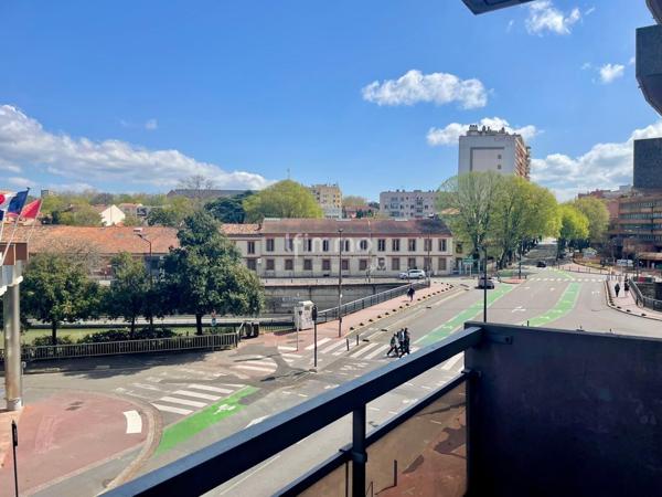 T2 avec balcon Place Dupuy + cave + parking sous-sol
