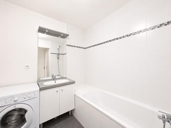 Appartement
         3 pièces
        - 62 m² 219 000 € *