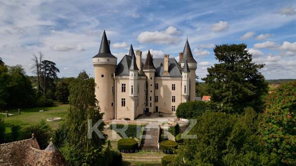 Château classé Monument Historique au cœur du Berry – 1 460 m² – 2,35 ha