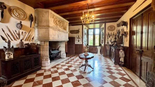 Château classé Monument Historique au cœur du Berry – 1 460 m² – 2,35 ha