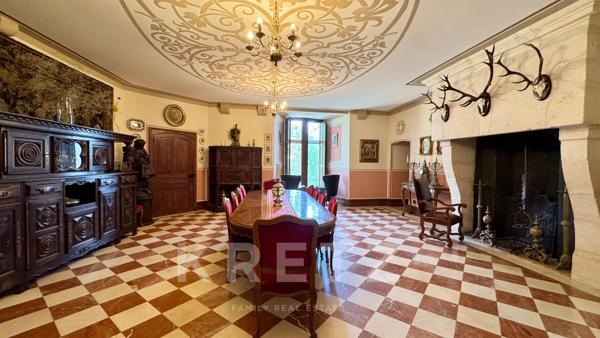 Château classé Monument Historique au cœur du Berry – 1 460 m² – 2,35 ha