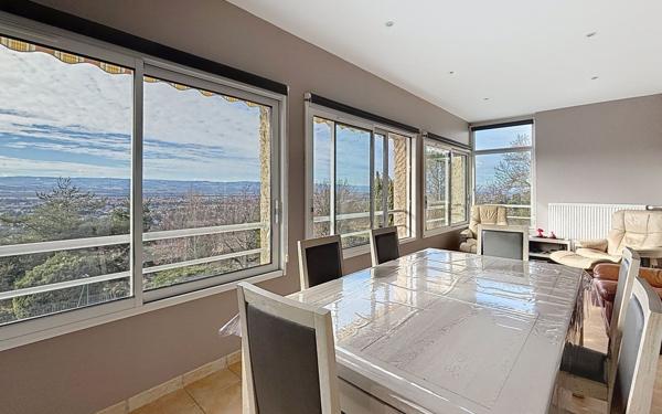 Maison à vendre    5 pièces •  Saint-Just-Saint-Rambert