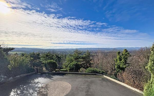 Maison à vendre    5 pièces •  Saint-Just-Saint-Rambert