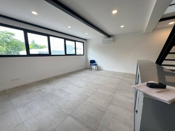 ENTREPOTS AVEC BUREAUX