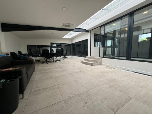 ENTREPOTS AVEC BUREAUX