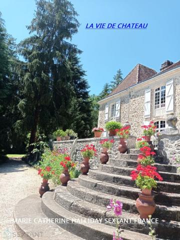 NICHE EN HAUTEUR MAGNIFIQUE CHATEAU SUR 7700 M2 AVEC SA SOURCE