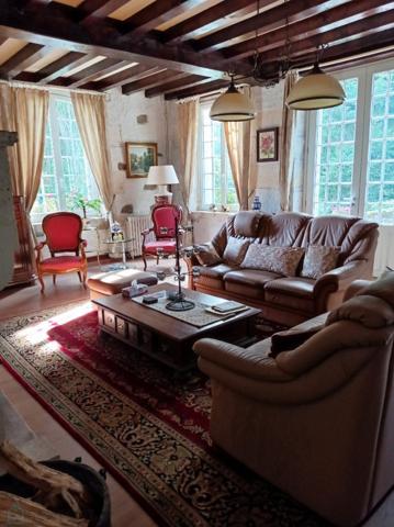 NICHE EN HAUTEUR MAGNIFIQUE CHATEAU SUR 7700 M2 AVEC SA SOURCE