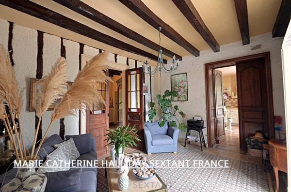 NICHE EN HAUTEUR MAGNIFIQUE CHATEAU SUR 7700 M2 AVEC SA SOURCE