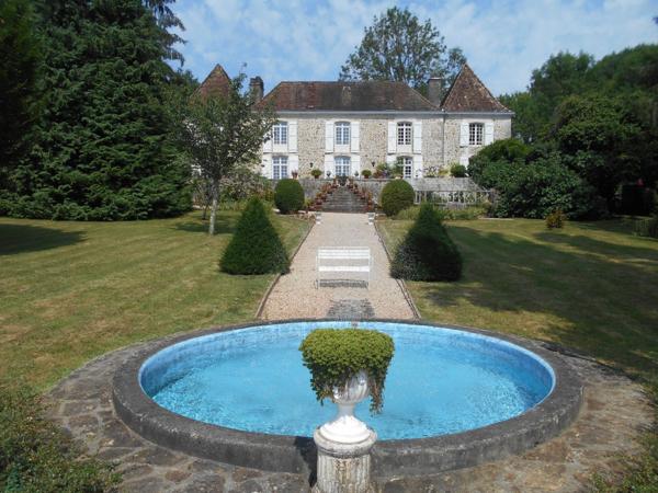 NICHE EN HAUTEUR MAGNIFIQUE CHATEAU SUR 7700 M2 AVEC SA SOURCE