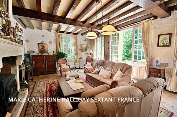 NICHE EN HAUTEUR MAGNIFIQUE CHATEAU SUR 7700 M2 AVEC SA SOURCE