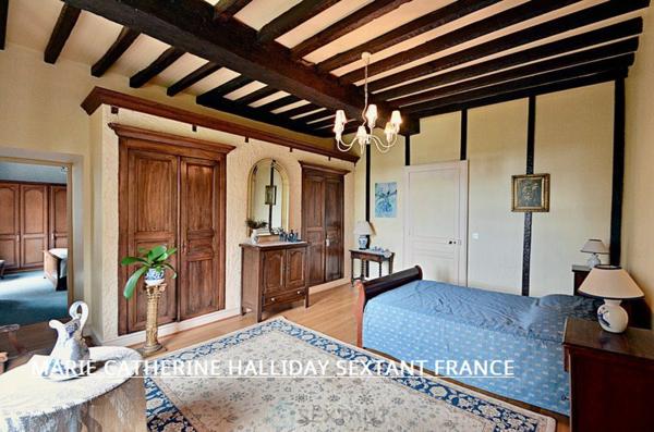 NICHE EN HAUTEUR MAGNIFIQUE CHATEAU SUR 7700 M2 AVEC SA SOURCE