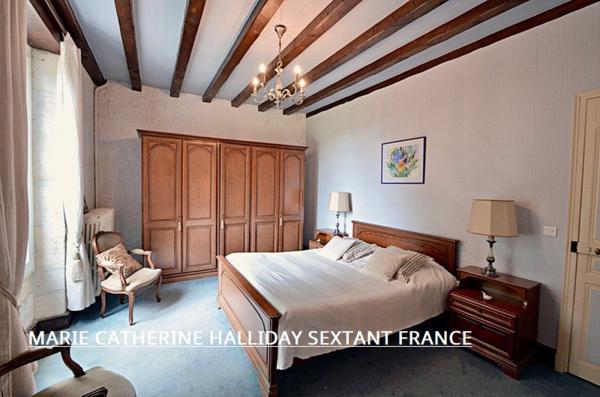 NICHE EN HAUTEUR MAGNIFIQUE CHATEAU SUR 7700 M2 AVEC SA SOURCE