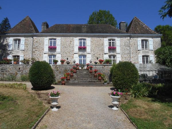 NICHE EN HAUTEUR MAGNIFIQUE CHATEAU SUR 7700 M2 AVEC SA SOURCE