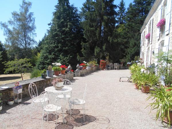 NICHE EN HAUTEUR MAGNIFIQUE CHATEAU SUR 7700 M2 AVEC SA SOURCE