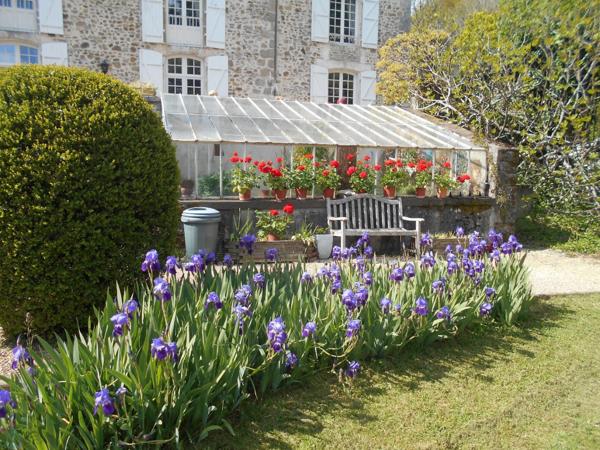 NICHE EN HAUTEUR MAGNIFIQUE CHATEAU SUR 7700 M2 AVEC SA SOURCE