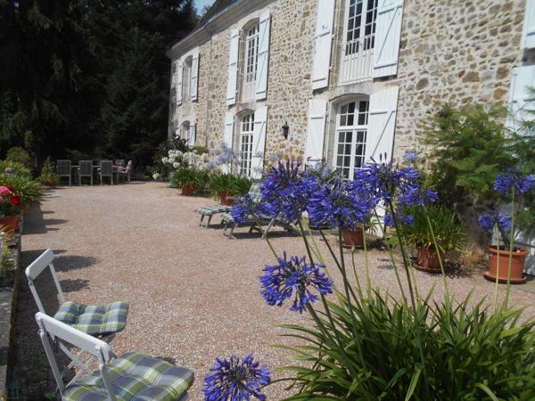 NICHE EN HAUTEUR MAGNIFIQUE CHATEAU SUR 7700 M2 AVEC SA SOURCE